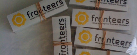 Een zestal stapeltjes Fronteers stickers met elastiekjes eromheen zijn gearriveerd.