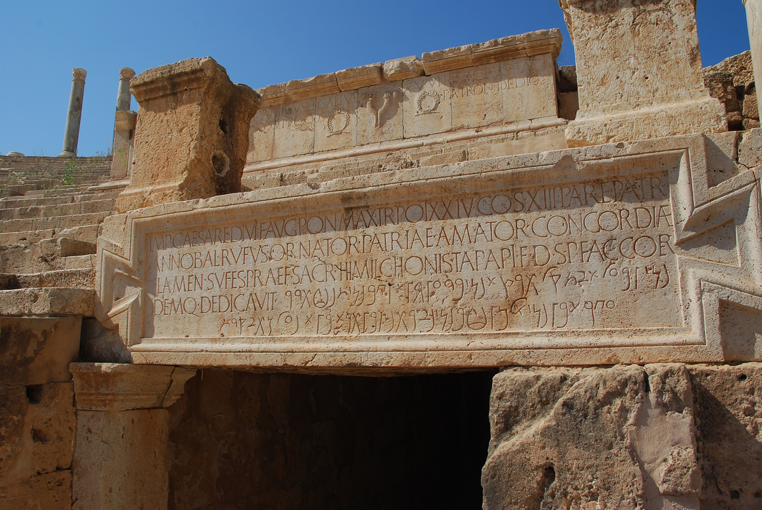 Een foto van een Romeins theater met inscriptie
