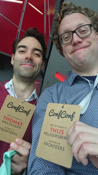Twee mannen met ConfConf badges