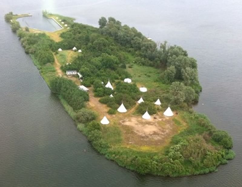 Luchtfoto van het WeCamp-eiland in het Veluwemeer