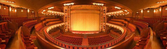 Pathé Tuschinski is een ronde, ruime bioscoopzaal met meerdere verdiepingen.