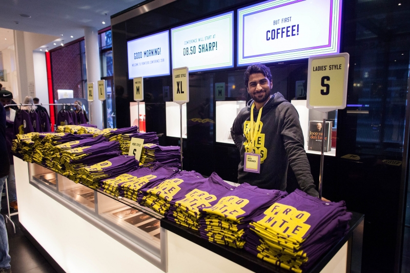 Member of the Fronteers Conference crew handing out t-shirts